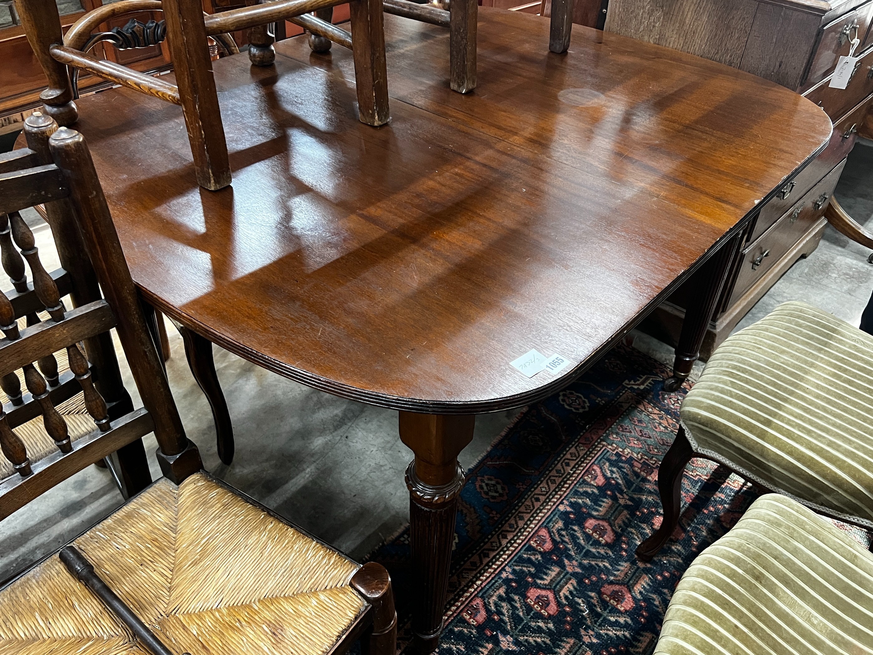 An Edwardian mahogany extending dining table, length 180cm extended, one spare leaf, width 107cm, height 75cm